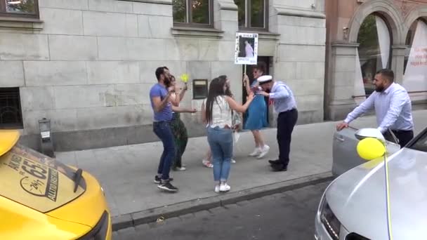 Malmo Zweden Een Groep Pas Afgestudeerde Middelbare Scholieren Vieren Dansen — Stockvideo