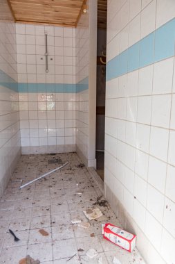Markaryd, İsveç terk edilmiş bir binada harap ve terk edilmiş bir banyo..
