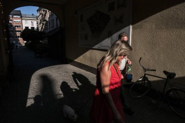 Malmö, İsveç Yaşlı bir çift eski kasabanın batan güneşinde kemer yolunda yürür.