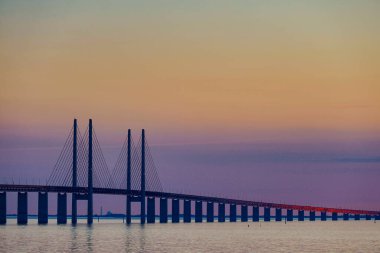 Malmö, İsveç Öresund Köprüsü Gün batımında