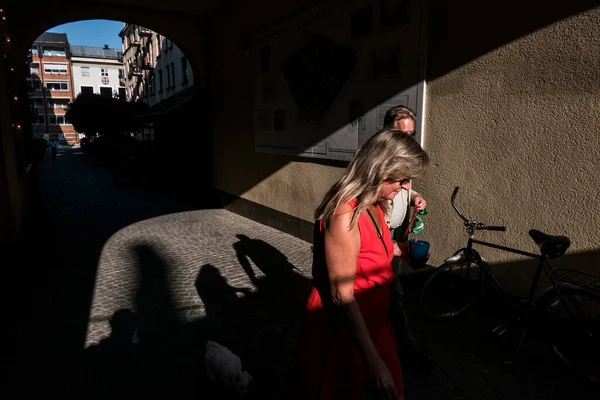 Malmö, İsveç Yaşlı bir çift eski kasabanın batan güneşinde kemer yolunda yürür.