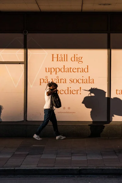 Malmö Zweden Voetgangers Lopen Voor Een Bord Met Tekst Het — Stockfoto