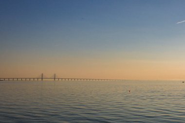 Malmö, İsveç Öresund Köprüsü Gün batımında