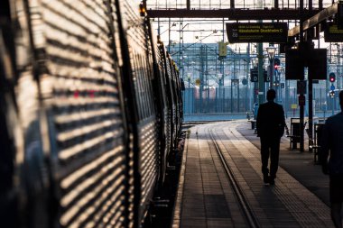Malmö, İsveç Halk platformunda Malmö Merkez İstasyonu binmeye hazır.