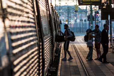 Malmö, İsveç Halk platformunda Malmö Merkez İstasyonu binmeye hazır.