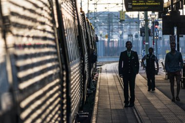 Malmö, İsveç Halk platformunda Malmö Merkez İstasyonu binmeye hazır.