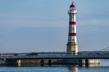 Malmö, İsveç Şehir merkezinde bir deniz feneri ve bisiklet yolu.
