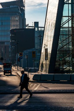 Malmö, İsveç Malmö Merkez İstasyonu 'nun dışındaki insanlar.
