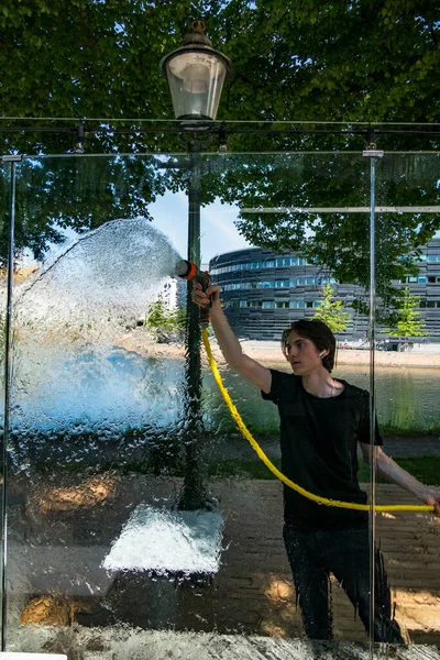 Malmö Svédország Egy Férfi Megkímél Egy Ablakot Egy Kerti Tömlővel — Stock Fotó