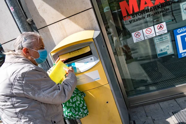 Мальмо Швеция Старшая Женщина Маске Использует Почтовый Ящик Пределами Супермаркета — стоковое фото