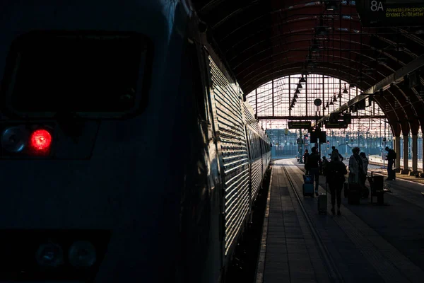 Malmö Švédsko Lidé Nástupišti Malmö Central Station Připraveni Nástupu — Stock fotografie