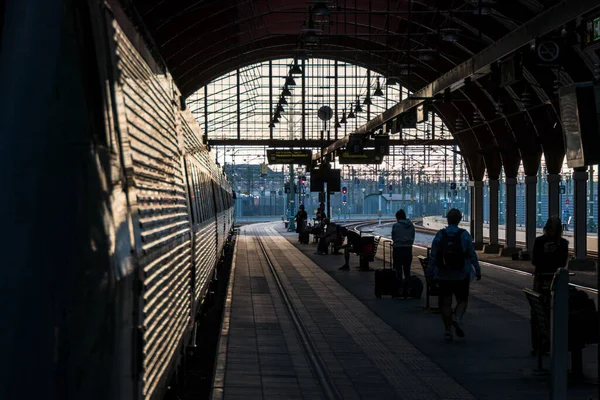 Malmo Suécia Pessoas Plataforma Estação Central Malmo Estão Dispostas Embarcar — Fotografia de Stock