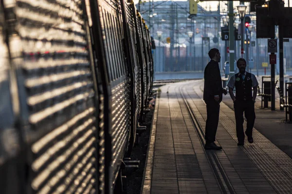 Malmö Švédsko Lidé Nástupišti Malmö Central Station Připraveni Nástupu — Stock fotografie