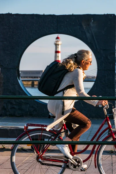 Malmö Szwecja Rowerzysta Przemierza Latarnię Morską Ścieżkę Rowerową Centrum Miasta — Zdjęcie stockowe