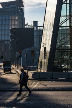 Malmö, İsveç Malmö Merkez İstasyonu 'nun dışındaki insanlar.