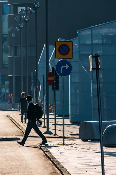 Malmö Schweden Eine Person Überquert Die Straße Hauptbahnhof — Stockfoto