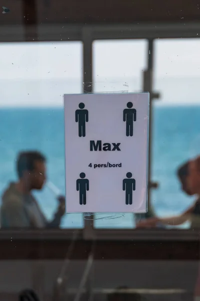 Kaseberga Zweden Een Restaurantvenster Met Een Sticker Voor Max Personen — Stockfoto