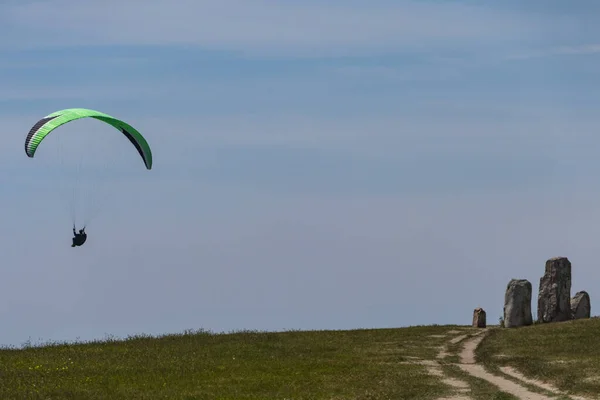 Kaseberga Suécia Parapente Voa Sobre Falésias Extremo Sul Suécia Sítio — Fotografia de Stock