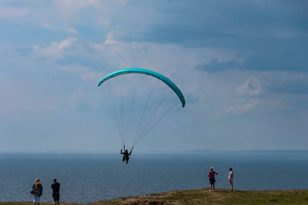 Kaseberga Suécia Pessoas Assistem Como Parapente Voando Sobre Falésias Extremo — Fotografia de Stock