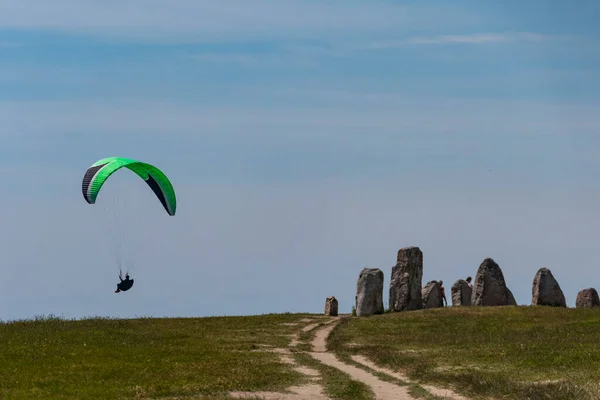 Kaseberga Suécia Parapente Voa Sobre Falésias Extremo Sul Suécia Sítio — Fotografia de Stock