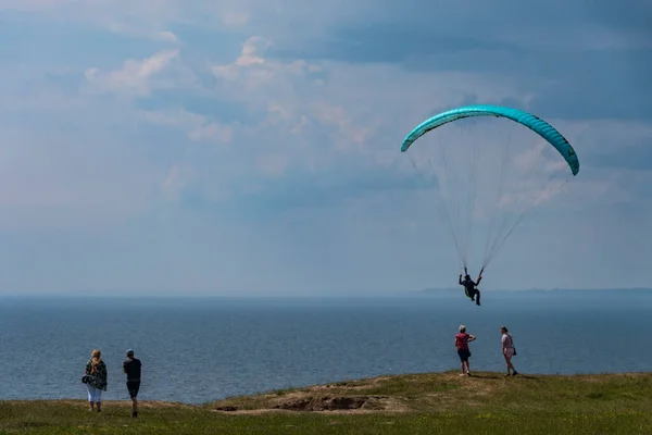 Kaseberga Suécia Pessoas Assistem Como Parapente Voando Sobre Falésias Extremo — Fotografia de Stock