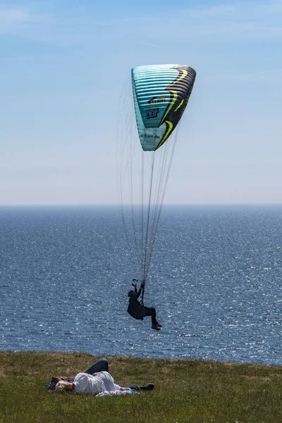 Kaseberga Suécia Pessoas Cochilando Grama Como Parapente Voa Sobre Falésias — Fotografia de Stock