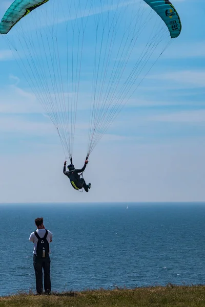 Kaseberga Suécia Homem Observa Como Parapente Voa Sobre Falésias Extremo — Fotografia de Stock