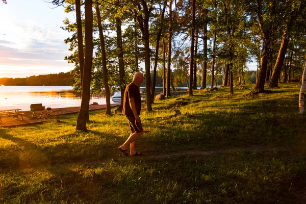 Stockholm Schweden Ein Mann Spaziert Der Untergehenden Sonne Auf Einer — Stockfoto