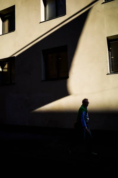 Estocolmo Suecia Hombre Camina Las Fuertes Sombras Verano Sobre Adolf — Foto de Stock