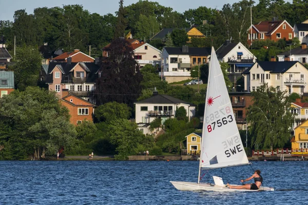 Stoccolma Svezia Una Giovane Donna Naviga Una Piccola Barca Vela — Foto Stock
