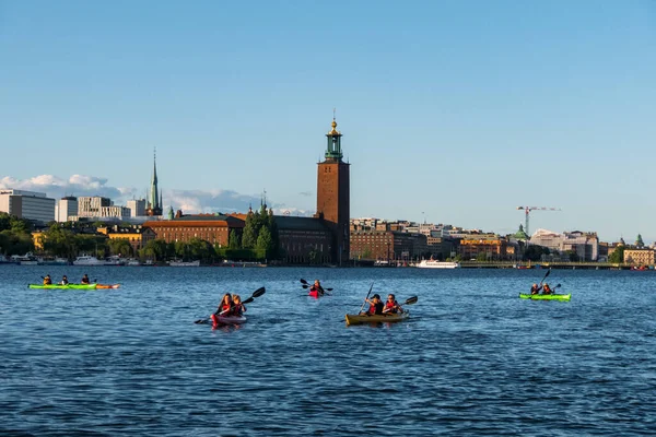 Stockholm Sverige Grupp Paddlare Framför Rådhuset — Stockfoto