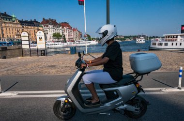 Stockholm, İsveç. Niu marka elektrikli scooterların Stockholm bayrak mağazası müşterileriyle bir şehir gezisi organize etti..