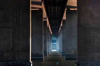 Stockholm, İsveçli Lidingo köprüsünün altında şafakta.