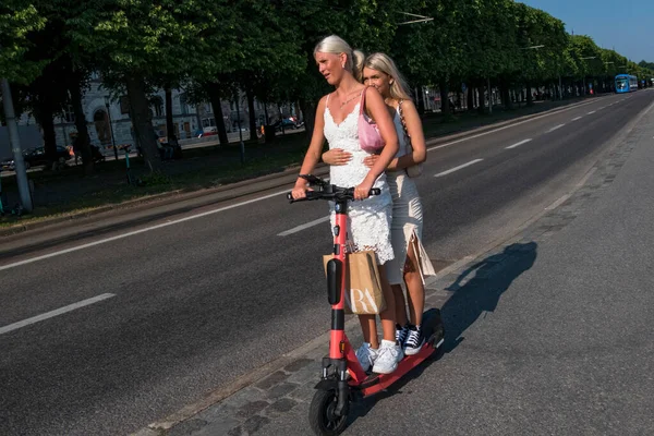 Stockholm Suède Deux Femmes Partagent Scooter Électrique Sur Strandvagen — Photo