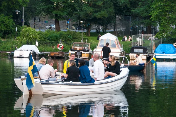 Stockholm Grupp Människor Som Sitter Liten Båt Sjö Och Äter — Stockfoto