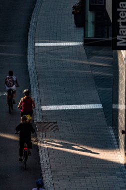 Stockholm, İsveç. Bir insan Torsgatan 'da güneş ışığında yürür..