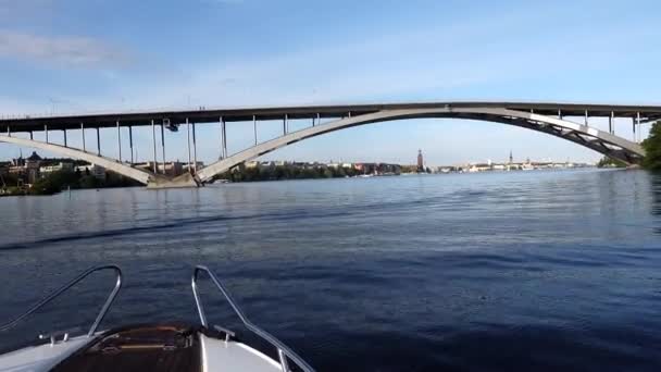 Stockholm Zweden Een Kleine Motorboot Nadert Western Bridge Het Stadhuis — Stockvideo