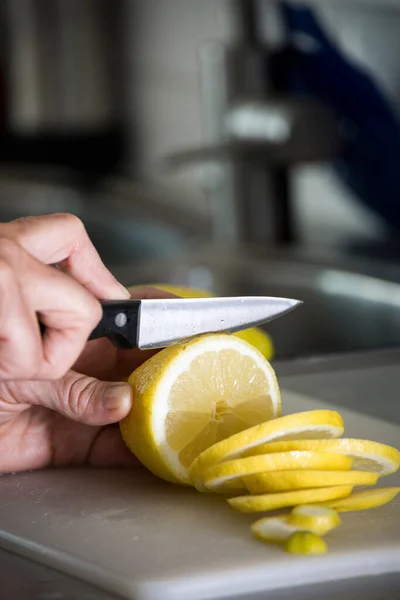 Bir Limon Mutfak Masasında Dilimlenir — Stok fotoğraf