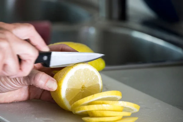 Bir Limon Mutfak Masasında Dilimlenir — Stok fotoğraf