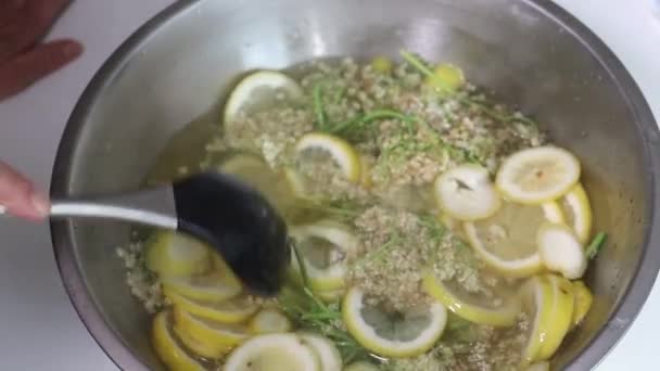 接骨木莓被浸在一个装有柠檬 糖和热水的碗里 制成接骨木莓糖浆 — 图库视频影像