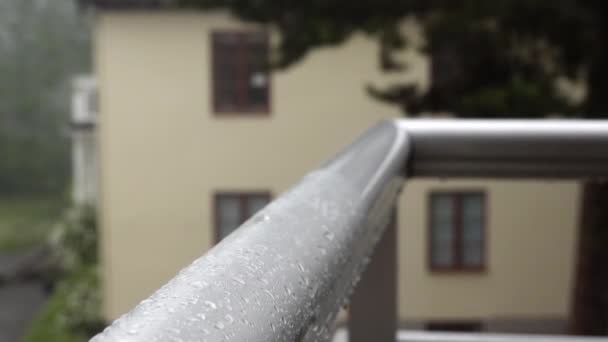 Estocolmo Suecia Lluvia Torrencial Granizo Cayendo Barrio Residencial — Vídeo de stock