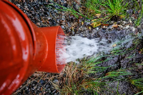 Acquazzone Tetto Che Fuoriesce Acqua Piovana — Foto Stock