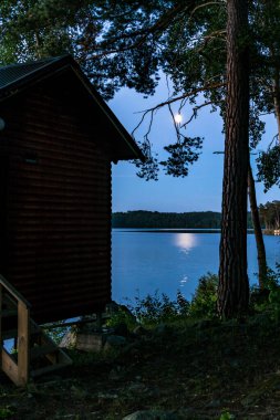 Idskar, İsveç Idskar Adası 'ndan gece manzarası ve ay manzarası.
