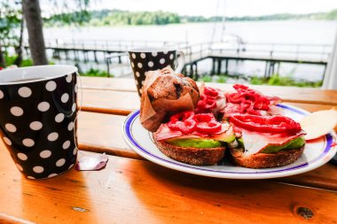 Bir fincan çay, bir kuku ve bir sandviç..