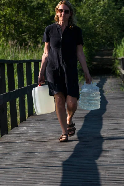Ekero Suecia Una Mujer Lleva Jarras Agua Potable Muelle —  Fotos de Stock