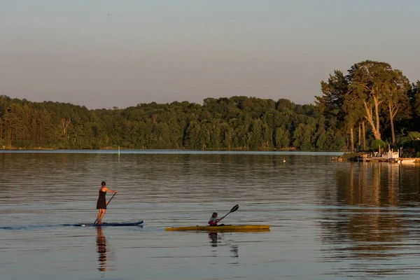 Estocolmo Suecia Gente Haciendo Kayak Lago Malaren Cerca Isla Ekero —  Fotos de Stock