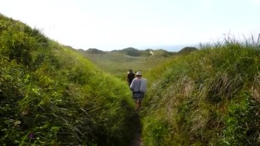 Hirtshals, Danimarka Kuzey Denizi kıyısında bir kadın kumsalda yürüyor..