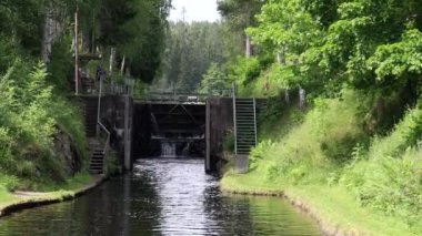 Haverud, İsveç Dalsland Kanalı 'ndaki bir kanaldan bir tekne geçiyor..