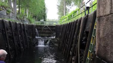 Haverud, İsveç Dalsland Kanalı 'ndaki bir kanaldan bir tekne geçiyor..