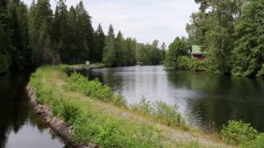 Haverud, İsveç Dalsland Kanalı 'ndaki bir kanaldan bir tekne geçiyor..